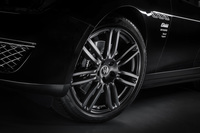 20インチサイスの「Urano（ウラノ）」ホイールはマットブラックに塗られている。フロントフェンダーの3連エアダクト下部には、「M157110519FRG」というコードが入る。