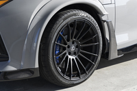 タイヤは「RZ550e」が前：235、後ろ255のところ、「RZ600e」はそれぞれ255、295に拡幅（20インチは同じ）。パワーアップに合わせてフロントブレーキを20インチの対向6ピストンに強化している。