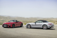 リトラクタブルハードトップ「バリオルーフ」に代えて、電動ソフトトップが採用された新型「AMG SL」。ボディーサイズは全長×全幅×全高＝4705×1915×1353mm、ホイールベースは2700mmと発表されている。