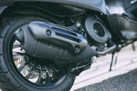 ベースモデルの「スプリント150」ではメッキ処理されるマフラーガードは、「ノッテ」ではマットブラックになる。