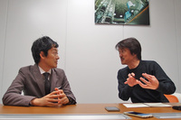 大矢氏が語るイタリアのクルマ事情に、思わず前のめりになる清水氏。話は大いに盛り上がり、気づけば予定時刻を大幅に過ぎてしまっていた。