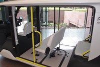 手前の黄色いポールはグリップ部が回転可能。乗員が使いやすいよう向きを変えられる。