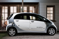 容量16kWhのバッテリーを搭載した上級仕様の「i-MiEV」も、2016年末の改良で262万4400円まで価格が引き下げられている。が、それでも通常の軽自動車と比べれば非常に高額だった。