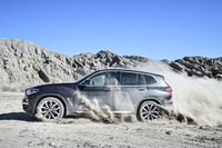 オフロードコースを行く「xDrive 30d」。新型「X3」は、アプローチアングル25.7度、デパーチャーアングル22.6度、ランプブレークオーバーアングル19.4度といった悪路走破性能を備えている。