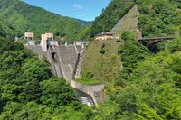 葛野川にある深城ダム。このすぐそばに葛野川ダムというのもあるのだが、現在はダムへの林道が閉鎖されており、訪問を断念した。