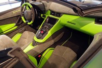 今回インタビューを実施した場所は、東京・六本木の「THE LOUNGE TOKYO」。アメリカ・ニューヨークに次いで開設されたランボルギーニのブランド体感スペースで、車両をカスタムオーダーするための商談スペースが設けられている。写真の展示車両もその一例。