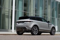 プラグインハイブリッドであることをことさらに主張しない「P300e」。ガソリンモデルやディーゼルモデルとの外観上の差異は左のリアフェンダーに充電ポートのリッドが備わることくらいだ。