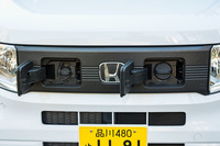 充電ポートは左右のヘッドランプ感に備わっている。写真右の急速充電用は11万円のオプション。