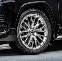 新製品「2×9R」は、ホムラのフラッグシップ「2×9」のデザインを継承。新たな要素として五角形のモチーフが採用されている。