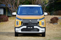 フロントに6つのランプを備える「eKクロス」。最廉価の「M」のみ、バンパーにフォグランプがないのでランプは4つとなる。