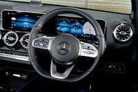 下方がフラットなデザインが特徴の「本革巻きマルチファンクションスポーツステアリング」。