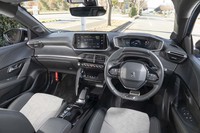 インテリアの基本的な造形は、ガソリンエンジン車の「208」と同じ。ステアリングホイールのリムより上方に見るメーターが特徴的。