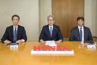 「2025ビジネスアップデート」後のグループインタビューに応じてくれた本田技研工業の三部敏宏社長（中央）と貝原典也副社長（写真左）、井上勝史四輪事業本部長（同右）。