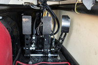 ペダルはABCともにオルガン式。シートにスライド機構はないので、体の小さなドライバーは自前でシートパッドを用意するなどの工夫が必要だ。