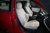 「320iエクスクルーシブ」に装備されるヴァーネスカレザーのシート。シートカラーは「ブラック」が標準で、オプションで「オイスター」（写真）や「タコラレッド」「モカ」なども用意される。