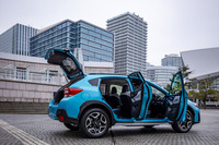 前後のドアはほぼ90度に開き、乗り降りがしやすい。最低地上高=200mm、アプローチアングル＝15.8度、デパーチャーアングル＝27.4度という数値が発表されている。