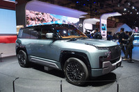 「ヤンワンU8」はクワッドモーターの水陸両用電動SUV。超信地旋回（その場でクルリと回れること）のデモンストレーションで注目を集めていた。