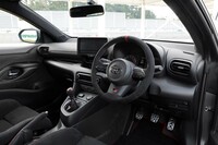 ブラック基調のインテリア。「GRヤリス」のものと異なり、シフトベゼルやドアインナーガーニッシュには鋳物ブラック塗装が、インパネやドアトリムのオーナメントにはスモークシルバー塗装が施されている。