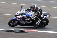 新型「S1000RR」には、クラッチレバーを操作することなく素早いシフトアップ／ダウンが可能になる「シフトアシストPro」も備わる。