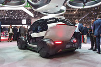 「ポップアップ」を後ろから見たところ。上方に見える巨大なドローンは脱着式。車体をつり下げるスタイルで空を行く。