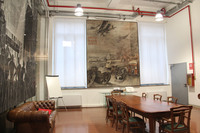 往年のフィアット経営陣の会議室。壁面には「陸・海・空」のポスターが掛かる。今日でも会議に用いられることがある。