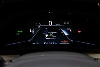 メーターパネルは、8インチのカラー液晶。カラー表示のヘッドアップディスプレイも備わる。