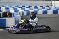 こちらは2度目のカートに挑戦中の私。初めてのときは路面がひどいウエットだったので、今回のほうが気持ちよく走れた。