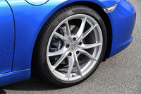 タイヤサイズは前＝235/40ZR19、後ろ＝295/35ZR19が標準だが、試乗車には20インチサイズのホイールとタイヤが装着されていた。