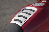 樹脂製タンクカバーの上面には、純正タンクバッグの装着スペースが確保されている。なお、内部にあるガソリンタンクも樹脂製となっている。