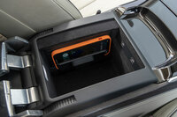 センターコンソールボックスには、2個のUSB Type-Cポートとワイヤレスチャージャーを装備。後者は挟み込み式で、写真のように携帯端末を固定すると充電が行われる。