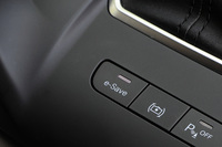 バッテリーはフレキシブルな使用が可能で、残量をセーブしながら走ったり、エンジンで充電しながら走行したりできる。充電レベルも40％、60％、80％の3段階から選べ、「幹線道路であらかじめ充電しておいて、自宅付近ではEV走行して静かに帰宅する」といった使い方も可能だ。写真は、「バッテリー節約」モードや「バッテリー充電」モードの呼び出しに使う「e-SAVE」スイッチ。