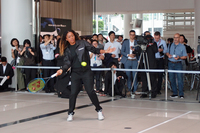 発表会場の日産ギャラリーには簡易のテニスコートも設けられ、テニスの経験がある星野専務と大坂選手のショートラリーが行われた。