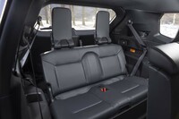 新型では「PHEV」でも3列目シートが選べるようになったのが新しい。サイズ的にはオケージョナルシートだが、床下にきっちりと収納できるので使わないときでも邪魔にならない。