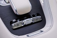 センターコンソールには走行にまつわるスイッチ類が並ぶ。左から「ローレンジ」「マニュアル変速モード」「車高の上げ下げ」「トラクションコントロール」「ダウンヒルスピードレギュレーション（＝ヒルディセントコントロール）」となっている。