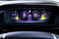 「3Dデジタルヘッドアップインストゥルメントパネル」と呼ばれる10インチのディスプレイは、2通りの表示パターンが用意されている。中央部はADAS、計器類、ラジオ／メディア、カーナビなど6種類から表示情報を選択できる。