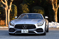 登場当初、15本の垂直方向のフィンで構成される「AMGパナメリカーナグリル」は「GT C」のトレードマークだったが、いまでは「AMG GT」シリーズの“標準装備”となった。