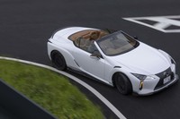 雨が上がったのでソフトトップを開けると、V8サウンドを心ゆくまで楽しめた。