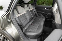 「C5エアクロスSUV」とは異なり後席は3座独立タイプではない。センターアームレストを展開して左右の乗員がゆったりくつろげるスペースだ。