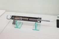 可変ダンパーのカット模型。ダンパー自体の構造は、基本的に純正の「ハイエース」用と共通。そこに可変制御機構を組み合わせるとともに、ロッドの径をφ12.5からφ16に変更し、オイルの流量を増大させたものとなっている。