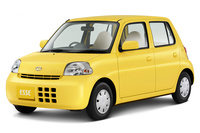 経済性を追求したベーシックモデルとして2005年に登場した「ダイハツ・エッセ」。リアゲートを傾斜されるとともに、ボディー下部を前後に張り出させた“末広がり型”のフォルムが特徴だった。