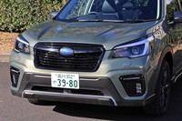 フロントまわりではブラック塗装のフロントグリルやグレーメタリックのフォグランプカバーが「スポーツ」専用だ。