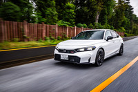 アルミホイールやヘッドランプガーニッシュ、ドアミラー、シャークフィンアンテナなどをブラックでコーディネートする「シビックRS」のエクステリア。足まわりも専用に強化され、コイルスプリングのバネレートは従来比でフロントが2割、リアが3割ほど高い設定になっている。