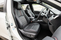 シートは全車合成皮革だが、グレードによって表皮の種類やデザインが異なる。