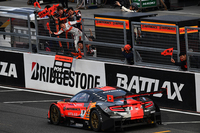 トップでゴールしたNo.8 ARTA NSX-GTをチームメイトが歓喜の声とともに迎える。