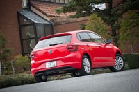 ボディーサイドやボンネット、リアゲートなど、新型「ポロ」はどの角度から見ても深いプレスラインが目立つ造形となっている。