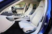 表皮の仕様やカラーなど、インテリアには全13種類のコーディネートを用意。試乗車にはスムーズレザーを用いた「ブラック／クレヨン」の「ツートーンレザーインテリア」が採用されていた。