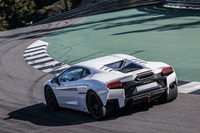 V8エンジンはポルシェやベントレーらが使うユニットではなく、クランク角120度の新設計。最大過給圧は2.5barにも達する。