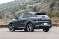 デビューから3年を機に、大幅改良が加えられた「アルファ・ロメオ・トナーレ」。日本導入がアナウンスされたのはマイルドハイブリッド仕様のみで、お値段599万円の「スプリント」と、今回試乗した「ヴェローチェ」の2グレード構成となる。