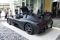 ルーフのないバルケッタスタイルを基本とし、ウインドシールドやドアを追加していくユニークな成り立ちのエクステリアを持つ「ダラーラ・ストラダーレ」。写真はクーペフォルムのフルキャノピースタイル。