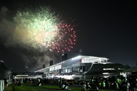 レース終了後の鈴鹿サーキットには花火が打ち上がり、夏の夜空を鮮やかに彩った。